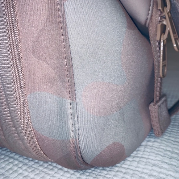 ❌SOLD❌Dagne Dover Pink Camo Medium Landon Carryall - Picture 5 of 6